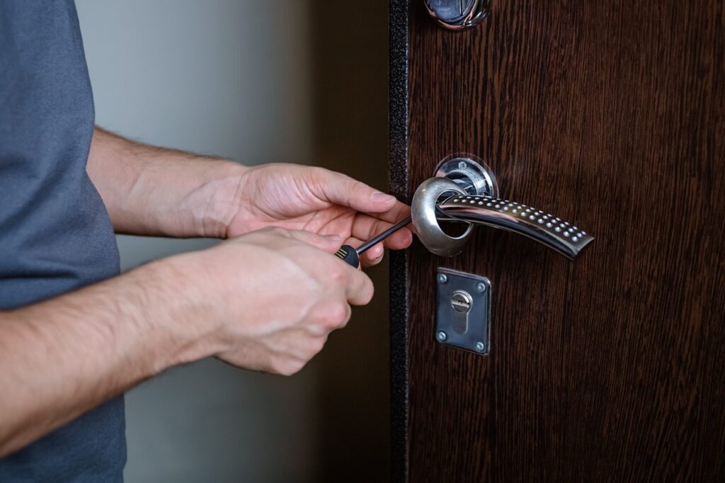 emergency locksmith Port St. Lucie unlocking home door